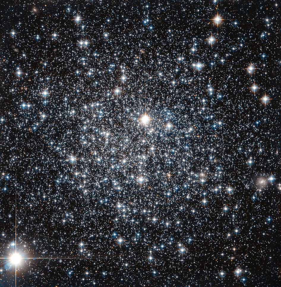 Stars Glitter Like Diamonds in Spectacular Hubble Telescope Photo